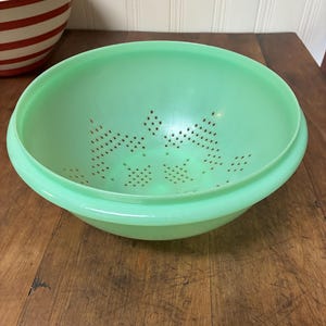 Vintage Tupperware Colander- Jadeite Green Footed Strainer Colander Kitchen Cooking Utensil Pasta Veggie Strainer 1960s Retro Kitchen #339-2