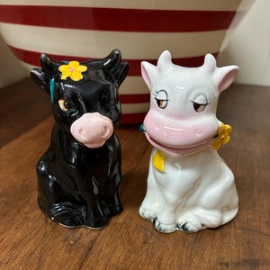 Vintage Cow Salt and Pepper Shakers - Farmhouse Kitchen Ceramic Cow Table Set Kitsch Cow Calf Farm Country Home Decor Black Cow White Cow