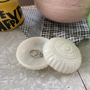 Vintage Art Deco Rose Trinket Box - Plastic Round Flower Jewelry Stash Powder Ring Bedroom Bathroom Dresser Box Home Decor 1950s 1960s