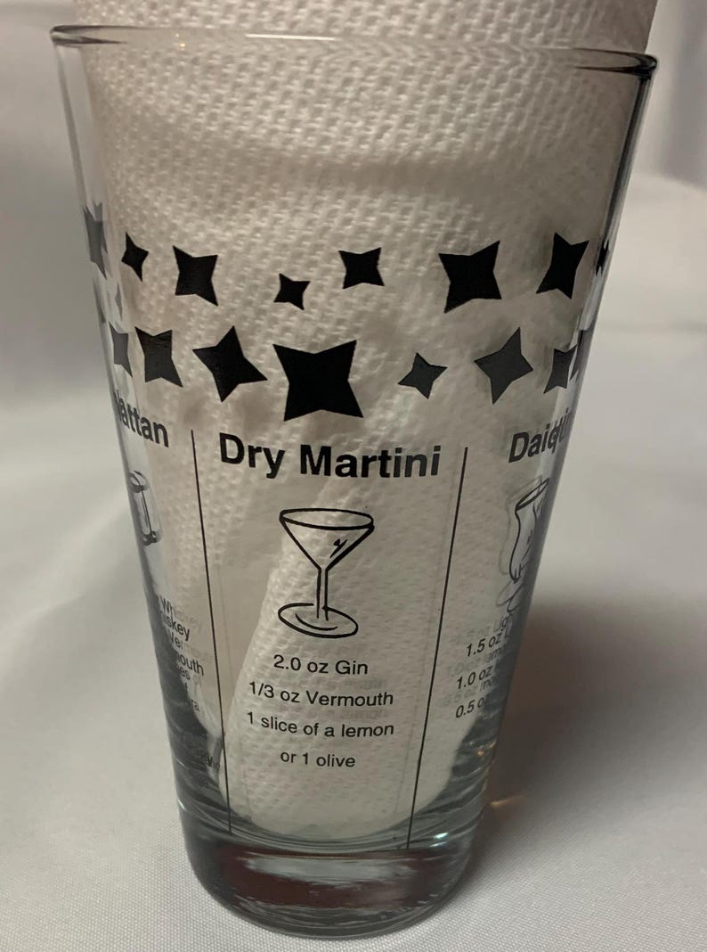 Puede incluir: Un vaso medidor de vidrio transparente con dise&ntilde;os de estrellas negras e instrucciones para hacer un c&oacute;ctel Dry Martini. Las instrucciones incluyen 2,0 oz de ginebra, 1/3 oz de vermut, 1 rodaja de lim&oacute;n o 1 aceituna.