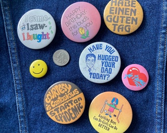 Cute Funny Vintage Pinback Buttons - Pins Je Taime Habe Einen Guten Tag Courtesy is Contagious Hug Your Dad Smiley Face Happy Birthday Bud