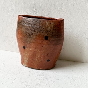 Vaso in ceramica firmato Studio Pottery, marrone, arancione, ruggine, a pois.