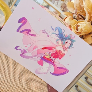 Könnte beinhalten: Ein farbenfroher Kunstdruck mit einer Figur mit fließendem Haar und Kleidung in Rosa-, Rot- und Lilatönen. Die Illustration hat einen skurrilen Stil mit einer dynamischen Pose und zarten Details. Der Druck befindet sich auf einem weißen Hintergrund.