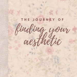 Peut inclure: Un fond à motif floral avec le texte "THE JOURNEY OF finding your aesthetic" en écriture cursive brune. Le texte "Indooora World" est également en écriture cursive brune en bas de l'image.