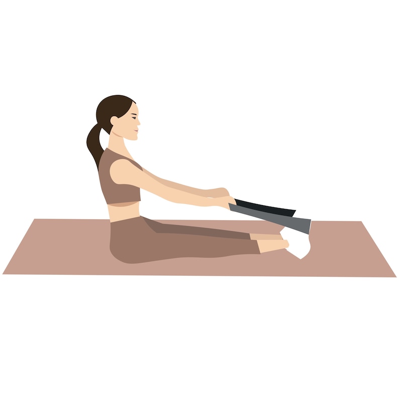K&ouml;nnte beinhalten: Eine Frau in braunem Sport-BH und Leggings sitzt auf einer braunen Yogamatte und zieht ein schwarzes Widerstandband zu sich.