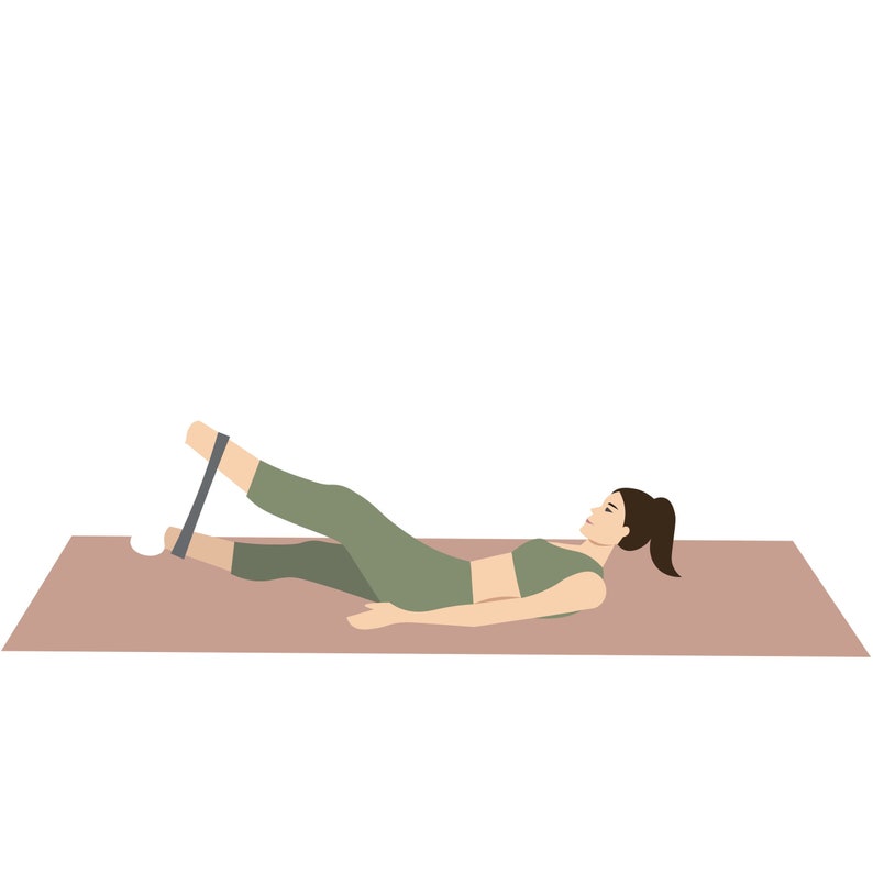 K&ouml;nnte beinhalten: Eine Person liegt auf einer hellbraunen Yogamatte, tr&auml;gt einen gr&uuml;nen Sport-BH und gr&uuml;ne Leggings, mit einem schwarzen Widerstandband um die Beine und hebt ein Bein an.