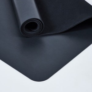 Non-slip sustainable yoga mat made of natural rubber “BLACK MAT”