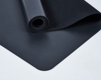 Non-slip sustainable yoga mat made of natural rubber “BLACK MAT”