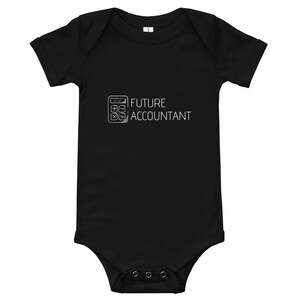 Könnte beinhalten: Schwarzer Baby-Body mit weißer Grafik eines Taschenrechners und dem Schriftzug "FUTURE ACCOUNTANT". Der kurzärmelige Body hat drei Druckknöpfe am unteren Saum.