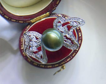 Anello con perla verde tahitiana da 9,7 mm, splendido colore verde oliva intenso, in argento sterling lucido, con estremità aperta.