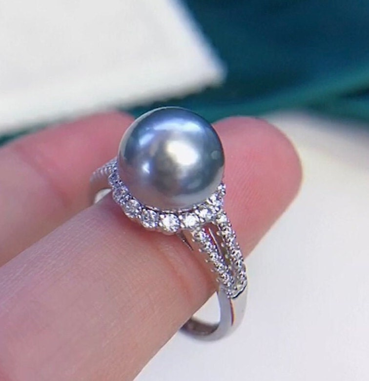【TODAYFUL】Skinny Pearl Ring The Skinny Pearl Ring – Flecked with Gold