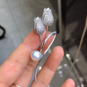 南洋白蝶真珠ブローチ/ペンダント 8.2 mm 輝くキュービックジルコニア 鮮やかな芸術的なチューリップ