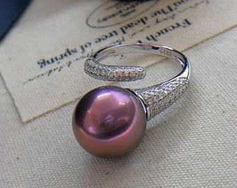 Anillo grande de perlas metálicas de agua dulce de 12,3 mm, color malva púrpura metálico, brillo muy intenso.