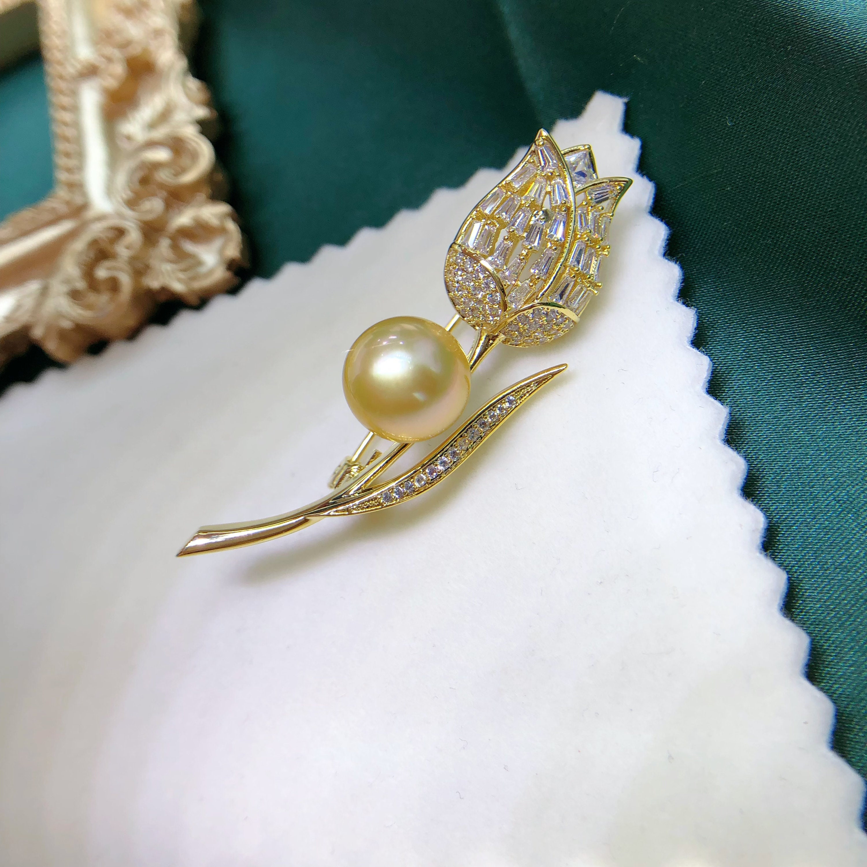 11.4 mm 南洋ゴールデンパールブローチ 明るいサニーゴールドの鮮やか