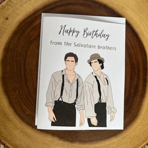 Carte d'anniversaire des frères Salvatore pour petite amie, Damon et Stefan Salvatore, The Vampire Diaries, illustrée, Idées cadeaux d'anniversaire personnalisées