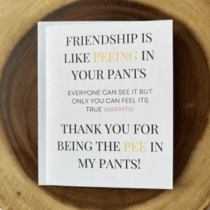L'amitié, c'est comme faire pipi dans ton pantalon, carte d'anniversaire drôle, anniversaire minimaliste, jolie carte de voeux, pour elle, pour meilleur ami, pour lui