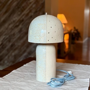 Ręcznie robiona ceramiczna lampa stołowa, estetyczna lampka nocna, kapryśna, artystyczna lampa akcentowa w kształcie grzyba z ceramiki artystycznej