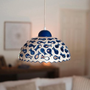 Ręcznie robiona ceramiczna lampa wisząca w kształcie ryby w kolorze kobaltu: oświetlenie wyspy kuchennej w stylu nadmorskim