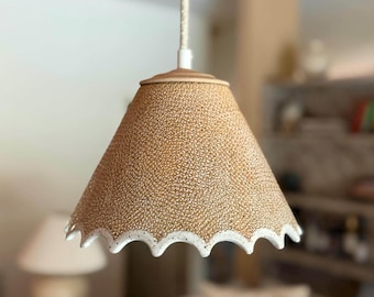 Luminária pendente de cerâmica artesanal, exclusiva para teto ou ilha de cozinha.