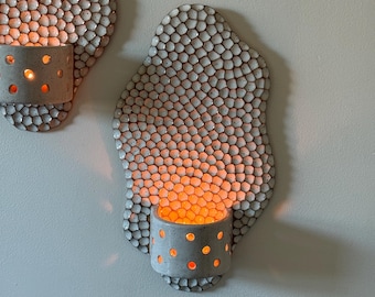 Applique da parete in ceramica testurizzata, portacandele con design a nido d'ape – Decorazione murale in gres realizzata a mano