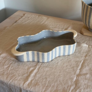 Golvende blauwe steengoed ovenschaal keramische taartvorm unieke handgemaakte keramische bakvormen