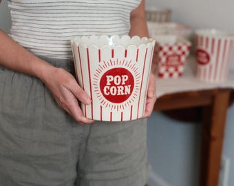 Handgemaakte popcornschaal van aardewerk met rode strepen, keramische snackemmer Movie Night Party
