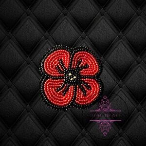 Può includere: Spilla floreale con perline con un design a quattro petali. La spilla presenta perline rosse che delineano i petali, perline nere per lo sfondo e piccole perline dorate al centro. La spilla è posta su uno sfondo nero trapuntato.