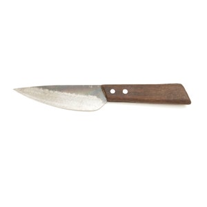 Könnte beinhalten: Ein kleines, silbernes Messer mit einem Holzgriff. Die Klinge ist leicht gebogen und hat eine matte Oberfläche. Der Griff ist dunkelbraun und hat zwei kleine Metallnieten.