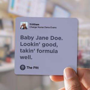 Puede incluir: Una tarjeta de color lila claro con el texto "Baby Jane Doe. Lookin' good, takin' formula well." La tarjeta tambi&eacute;n incluye el texto "11:00am Charge Nurse Dana Evans" y "The Pitt."