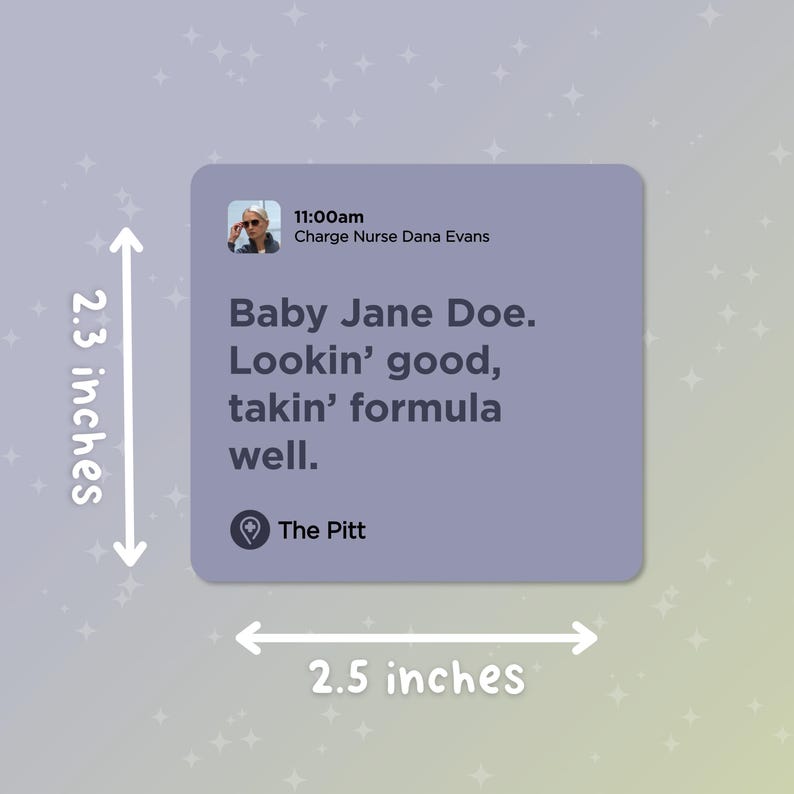 Puede incluir: Una pegatina cuadrada, de aproximadamente 6,35 cm de ancho y 5,84 cm de alto, con el texto "Baby Jane Doe. Lookin' good, takin' formula well." La pegatina tambi&eacute;n incluye el texto "The Pitt" y una foto.
