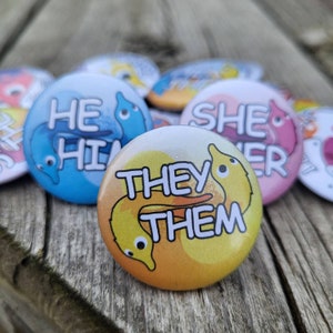 1" Worm on a String Pronoun Pins