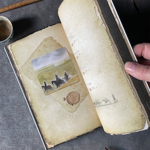 LIVRO DE FANTASIA PERSONALIZADO, versão em página de pergaminho, assinado e inscrito: The Stone Guardians Companion Sketchbook, Vol. Um, de Kindrie Grove