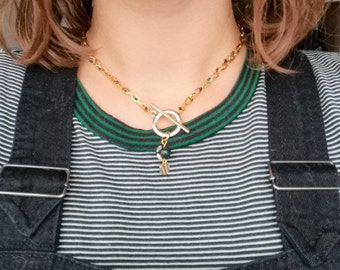 FAMA necklace in gilded stainless steel with T-clasp and natural stone pendant