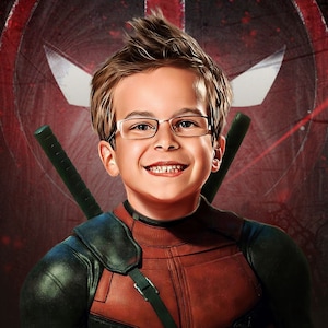 Puede incluir: Una persona joven vestida como Deadpool, con un traje rojo y negro con una correa negra y un par de espadas negras. El fondo es un diseño de estilo cómic rojo y negro.