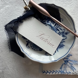 marque-places calligraphiés faits main avec ruban de soie en mousseline de soie bleu marine à bords effilochés | Étiquettes de mariage, décorations de table et décoration d'événement personnalisables