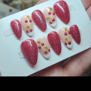 Uñas postizas con purpurina color cereza, punta francesa, gel brillante