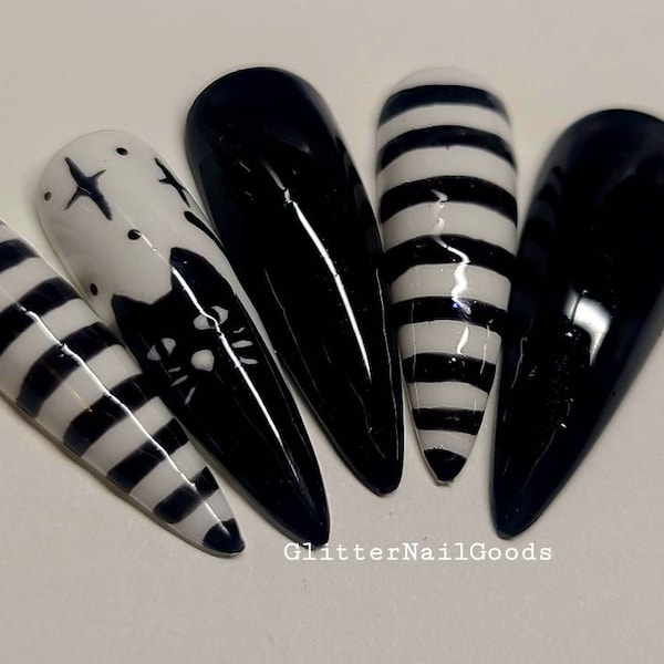 Schwarze Katze Drücken Sie auf die Nägel, Witchy Halloween Stripe Design