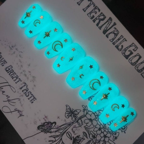 Blauwe glow in the dark pers op nagels, sterren en manen, festivalnagels