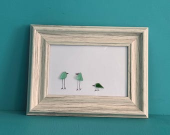 Personalisierte Green Sea Glass Bird Art Familie, Küstendekor in weiß getünchtem Rahmen