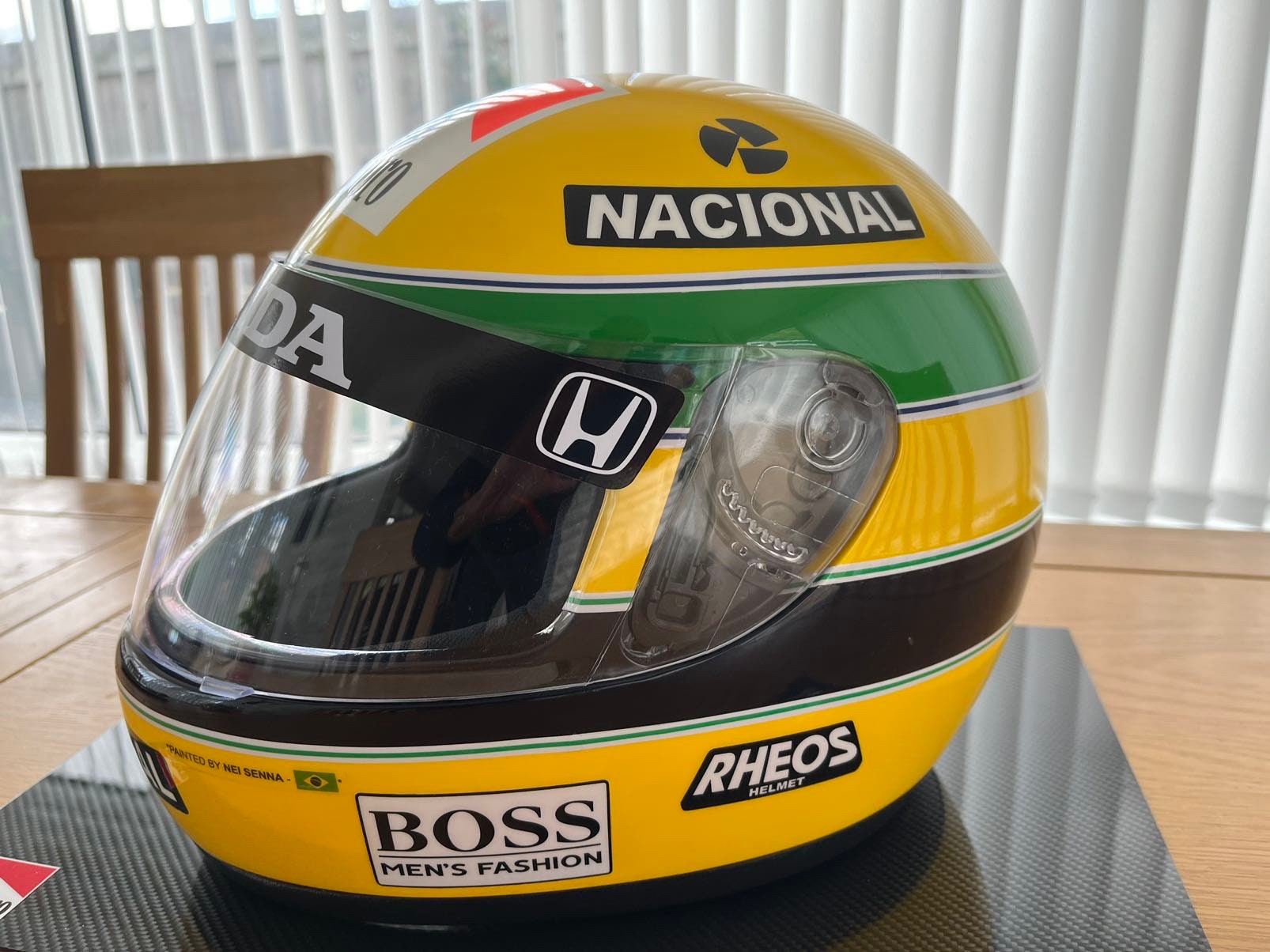 Ayrton Senna Helmet Ontdek de legendarische helm van een Formule 1legende en leer het verhaal
