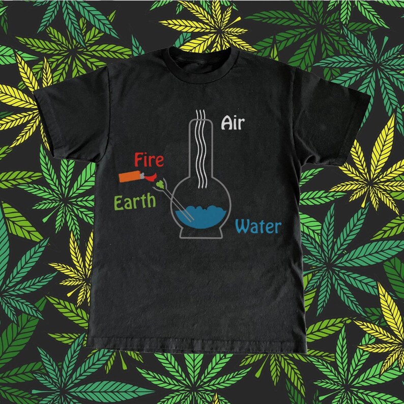 以下が含まれることがあります： 「Fire」「Earth」「Air」「Water」と書いてあるボングのグラフィックがプリントされた黒いTシャツ