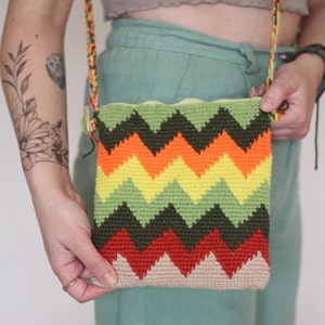 Multicolor Zick-Zack Strick Umhängetasche - Handgemachte Tasche - Trendige Boho Chic Schulter Geldbörse - Bunte, Umweltfreundliche Strickwaren