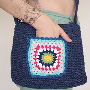 Borsa a tracolla in filato di carta blu scuro - Tasca colorata all'uncinetto - Borsa a maglia artigianale unica - Borsa a tracolla Boho Chic