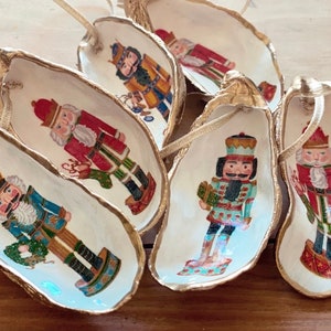 Adornos navideños con forma de cascanueces