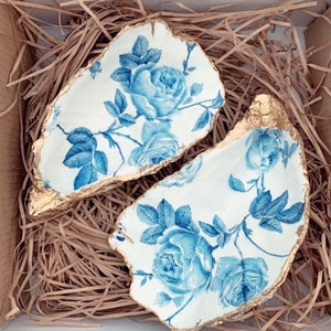 Blue and white rose art on oyster shells