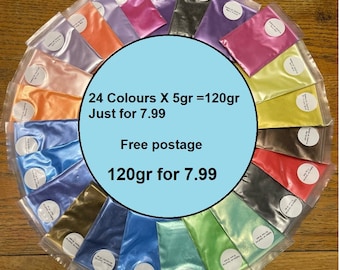 Puede incluir: Un conjunto de 24 pequeñas bolsas de polvo de mica de colores, cada bolsa contiene 5 gramos de polvo. Las bolsas están dispuestas en círculo sobre una superficie de madera. El texto "24 Colours X 5gr = 120gr Just for 7.99 Free postage 120gr for 7.99" está impreso en un círculo azul en el centro de la imagen.