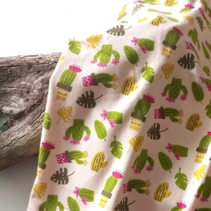 10 EUR/m Kuscheliger Baumwolljersey Stoff – Kakteen & Monstera Muster Beige/Grün/Pink – 140 cm x 100 cm Reststück, Vorgewaschen – OekoTex