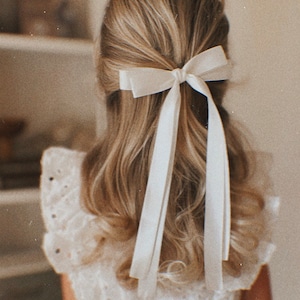 Haarschleife aus glänzendem Satin