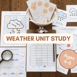 以下が含まれることがあります： 天気に関する学習セット。印刷されたワークシート、クリップボード、虫眼鏡、太陽の絵が描かれたカードが入った小さなバスケットが含まれています。教材には、数字による塗り絵、パターンの完成、季節のサイクル図などのアクティビティが含まれています。