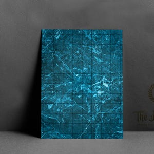 Puede incluir: Una superficie rectangular de color turquesa y blanco con un patrón de mármol y un diseño de cuadrícula. La superficie está apoyada contra una pared gris oscuro. El logotipo de "The Reverium" es visible en el fondo.